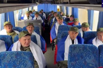 Фейкові емоції — «радість» звільнених полонених окупантів виявилася постановкою