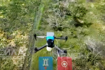 «Вирубає» ворожі дрони ударом корпусу: звичайний «Мавік» став зброєю для повітряного бою