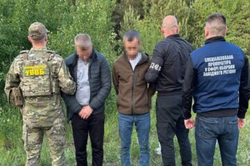 Пішли на таран: на Волині ділки, яких впіймали на хабарі, намагалися переїхати прикордонника