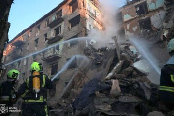 Зруйновано цілий підʼїзд — у Києві внаслідок удару рф загинули чотири людини, ще 13 постраждали