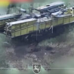 Крах інженерного задуму: український дрон перетворив ворожий мостоукладальник на брухт