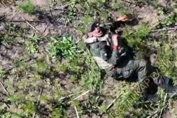 «Нінада, нінада, я всьо»: окупант розридався, благаючи про помилування після скиду Foot Crusher