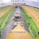 «Якщо дивитись задом наперед, то ми лагодимо танк»: єгері FPV-дронами розібрали ворожу броню