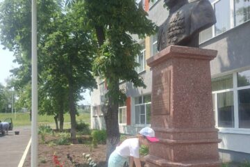 У Маріуполі окупанти змусили школярів вшанувати пам’ять російського командира, який нищив місто