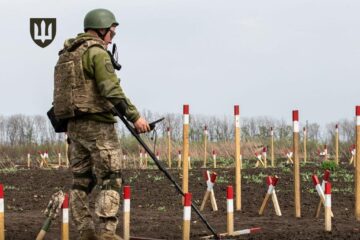 Україна й США обговорили спільні проєкти з очищення територій від мін