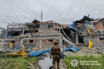 Війська рф завдали ударів по Донеччині: пошкоджено адмінбудівлю, є постраждалі