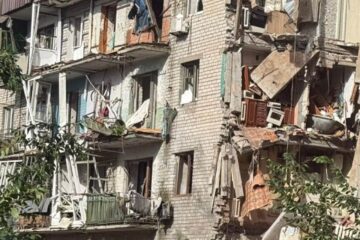Росія атакувала багатоповерхівку в Лимані, постраждала родина з дитиною
