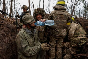 «Випрошували провізію, їм скидали російський прапор» — поблизу Лимана збирають «врожай» ворожих полонених