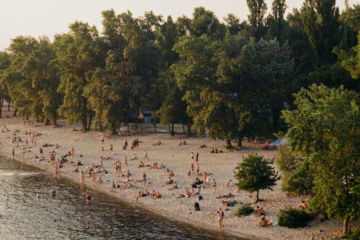 У воді на пляжах Києва виявили мікробне й хімічне забруднення. Де МОЗ не радить купатися