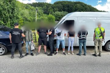 Прикинувся батоном і тікав у Румунію: прикордонники викрили чергових ухилянтів