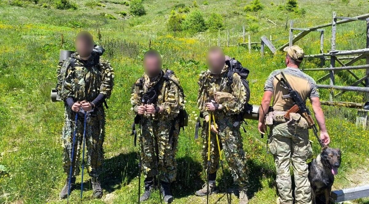 Ухилянти замаскувалися камуфляжем, проте службовий пес ДПСУ їх вистежив за запахом