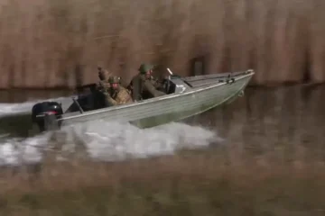 Форсують територію на малих човнах: росіяни активізувалися на Придніпровському напрямку