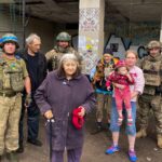 Чотири покоління і двоє собак в одному авто: бійці врятували велику родину з-під обстрілів