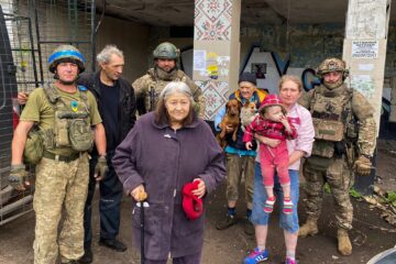 Чотири покоління і двоє собак в одному авто: бійці врятували велику родину з-під обстрілів