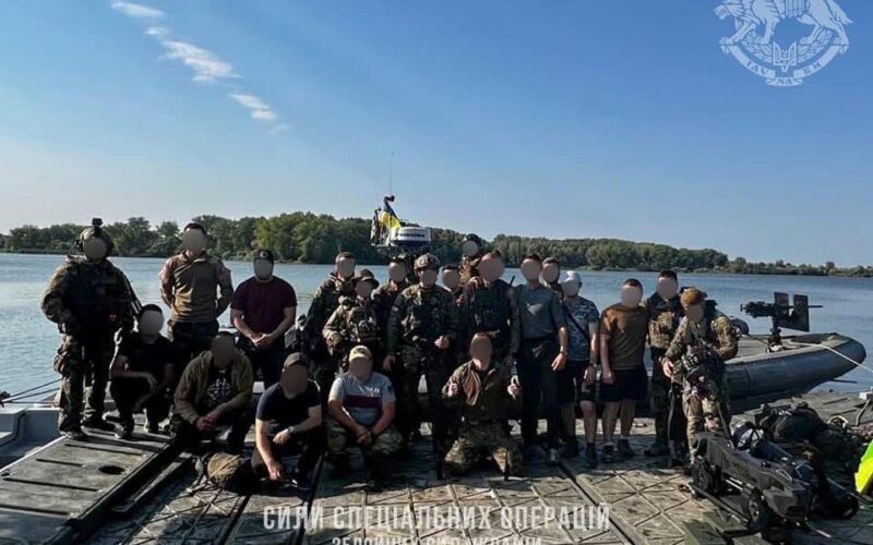 «Прийшли з-під води»: розкрито деталі зухвалої операції ССО зі встановлення прапора на Зміїному