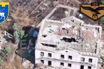 Пілоти Сил оборони встановили український прапор на Кінбурнській косі