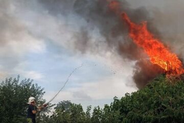 На Миколаївщині військові врятували подружжя пенсіонерів із палаючого будинку