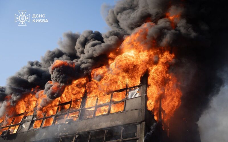 Загибла поліцейська, пошкоджені будинки, гуртожитки та ТРЦ: наслідки російської атаки на Київ