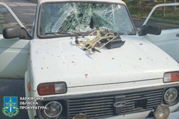 Російський дрон влучив у цивільне авто в Куп’янську, поранені троє людей