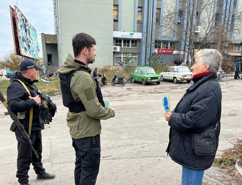 Мобільні групи прокурорів, Нацполіції та психологів під час роботи на деокупованій території, щоби зафіксувати злочини сексуального насильства, пов’язаного з конфліктом.