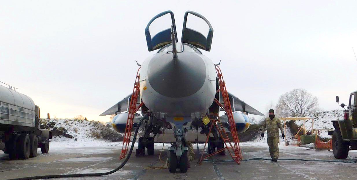 Винищувач Су-27 готують до бойового вильоту