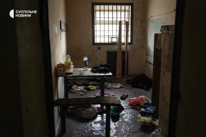 Одна з камер, де утримували людей в Херсонському ІТТ, 14 листопада 2022 року.