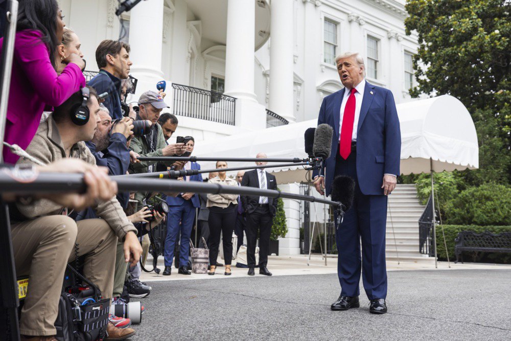 Президент США Дональд Трамп спілкується з журналістами на галявині Білого дому перед вильотом на саміт G7 в Канаду, 15 червня 2025 р.