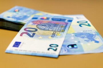Курс євро наблизився до 50 гривень, один банк вже продає по курсу 50,164 грн, – ЗМІ