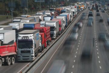 У Києві обмежили рух вантажівок через спеку