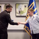 Зеленський вручив відзнаку “Майбутнє України” 11-річному волонтеру з Данії