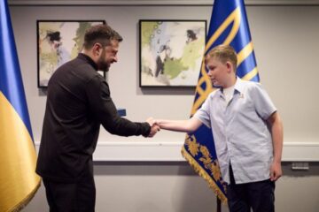 Зеленський вручив відзнаку “Майбутнє України” 11-річному волонтеру з Данії