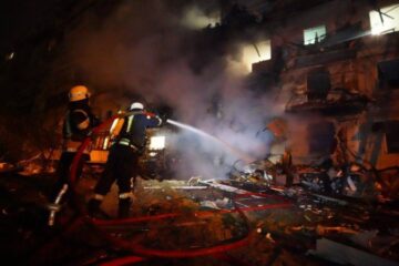 У Києві через масовану російську атаку палають житлові будинки