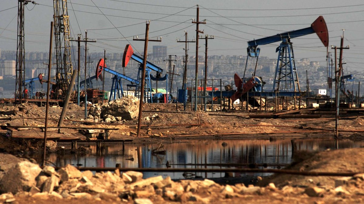 Видобуток нафти в Азербайджані.