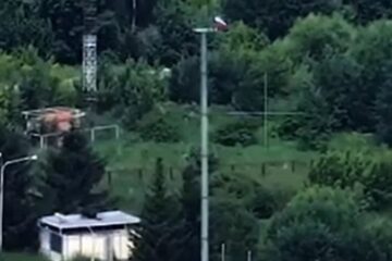 Українські воїни знищили російський прапор, який ворожа ДРГ встановила на кордоні Чернігівщини