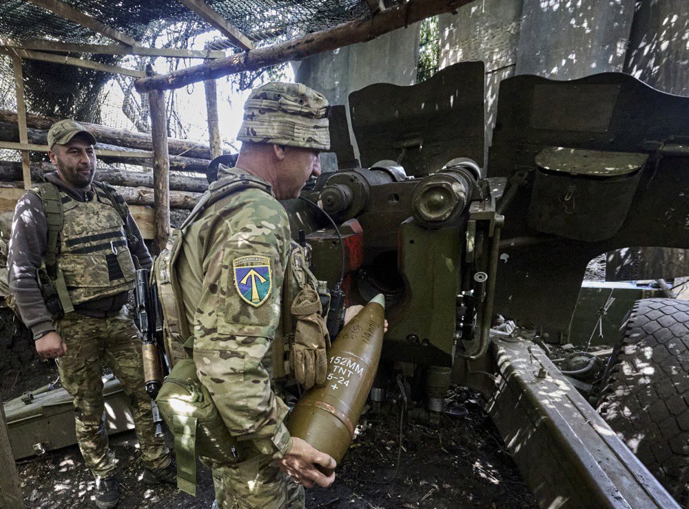 Військовослужбовці 57-ї окремої моторизованої бригади імені Костя Гордієнка заряджають 152 мм гаубицю Д20 на передовій у Харківській області, 24 червня 2025 року.