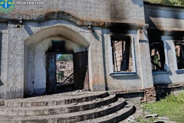 Росіяни вдарили по Чугуївському району Харкова, зруйновано будинок культури