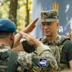 Сирський побував на Донеччині і нагородив морських піхотинців