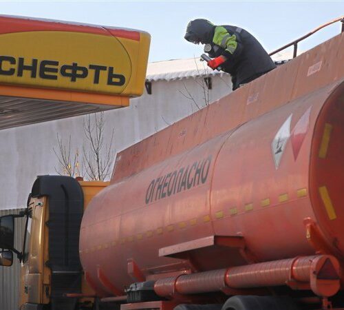 ЄС розглядає новий механізм обмеження цін на російську нафту