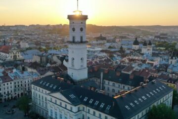 Мер Львова повідомив про влучання у місті (доповнено)