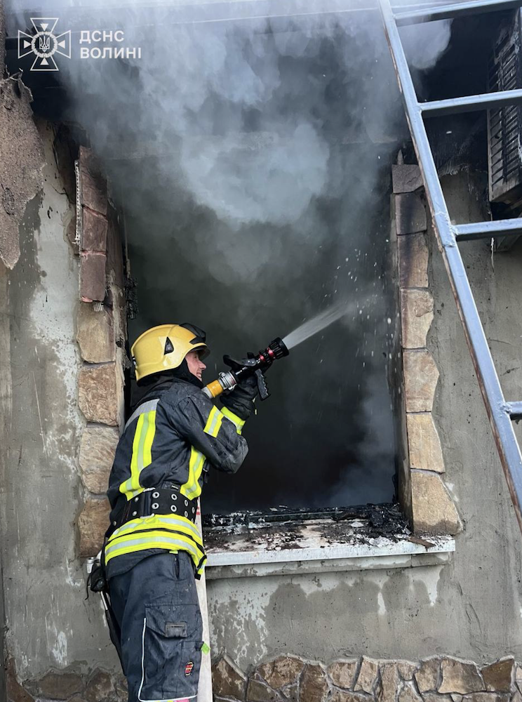 Волинські рятувальники ліквідували загоряння після російського удару