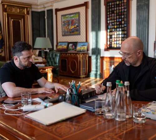 Зеленський анонсував кадрові зміни у посольствах і гроші для 180 тис сімей на підготовку дітей до школи