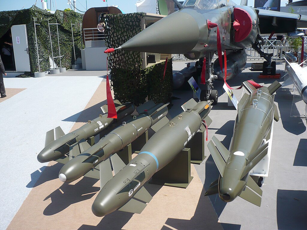 Керовані бомби AASM поруч із винищувачем Mirage F1.
