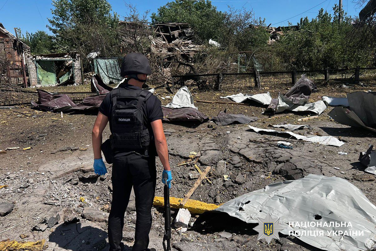 Наслідки ворожого обстрілу автошляху біля Родинського на Донеччині, 10 червня 2025.