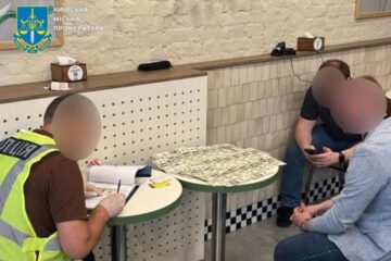 ​Працівник суду пропонував колегам за $5900 допомогти оновити військово-облікові дані в ТЦК