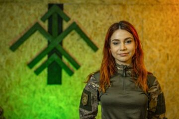 «Дронами керувати набагато легше, ніж велосипедом», — Джесс, операторка наземних роботизованих комплексів бригади «Хартія»