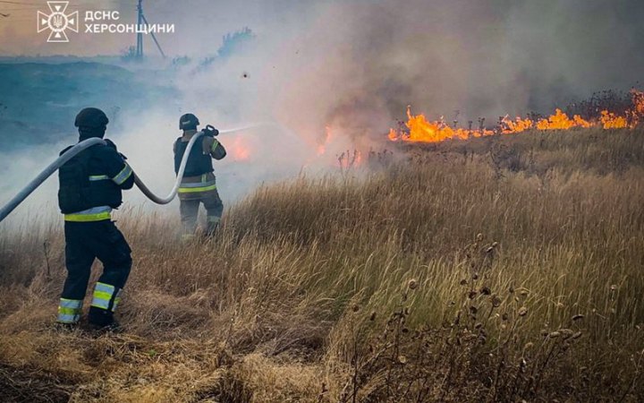 На Херсонщині росіяни скинули вибухівку на пшеничне поле, сталася пожежа