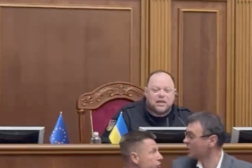 У Раді відбулася штовханина між нардепами Гончаренком і Гетманцевим. Трибуну блокували