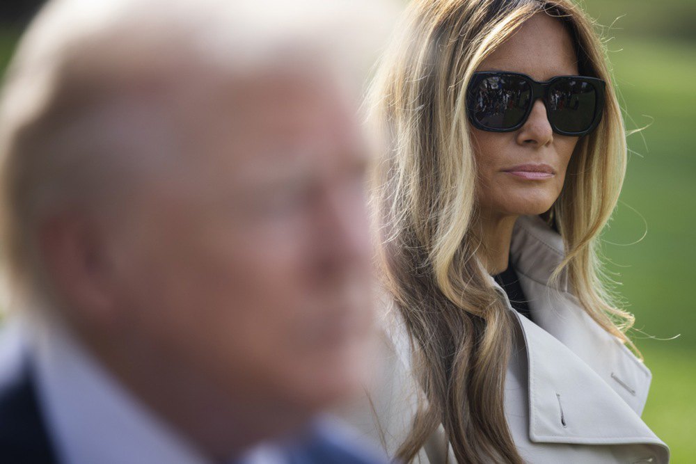 Перша леді США Меланія Трамп спостерігає за виступом Дональда Трампа, Вашингтон, 25 квітня 2025 р.