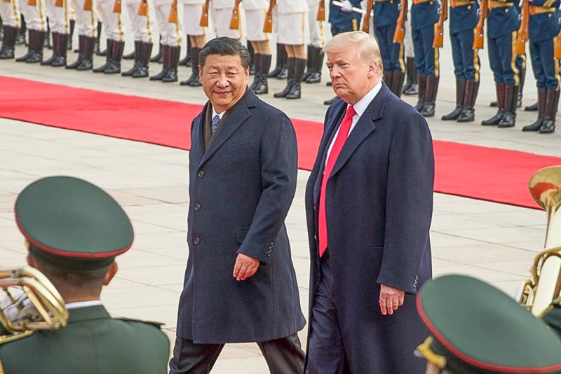 Президент США Дональд Трамп та лідер Китаю Сі Цзіньпін проводять огляд почесної варти солдатів Народно-визвольної армії Китаю під час зустрічі у Пекіні, 9 листопада 2017 р.