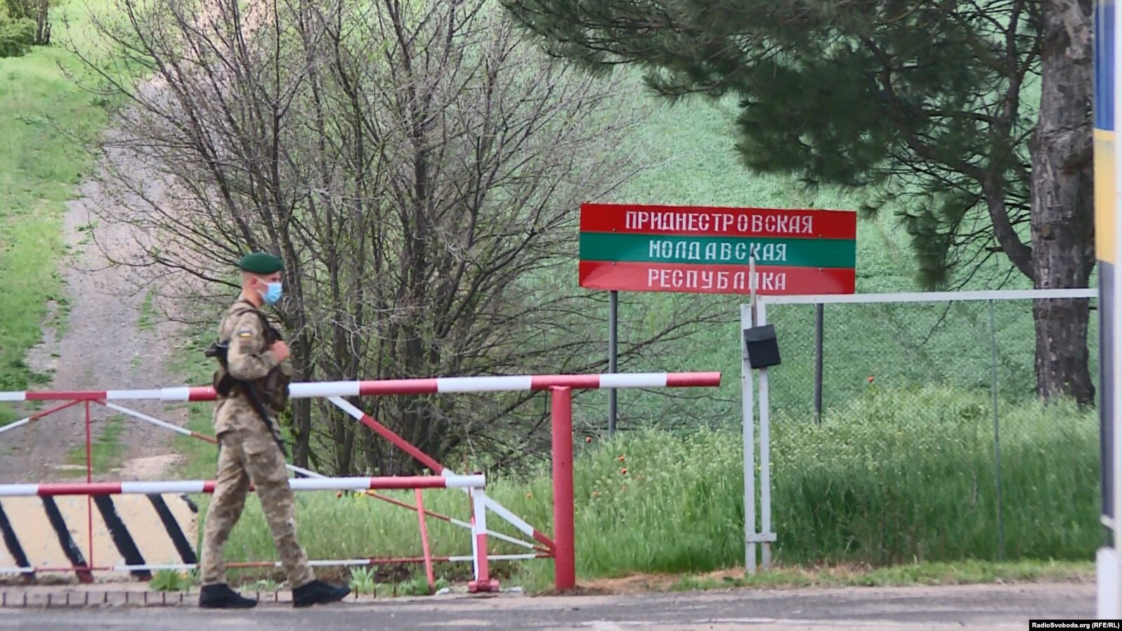 Український прикордонник поблизу кордону з Придністровським регіоном Республіки Молдова в Одеській області